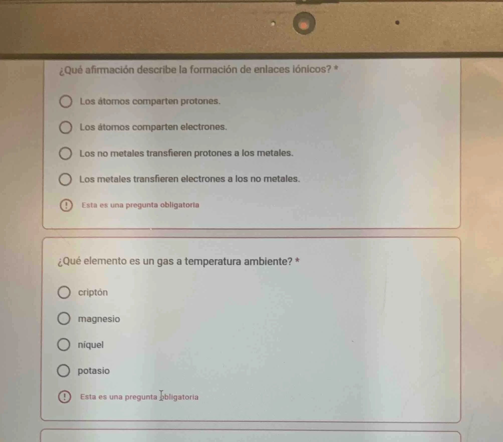 ¿qué afirmación describe la formación de enlaces iónicos? * los átomos …