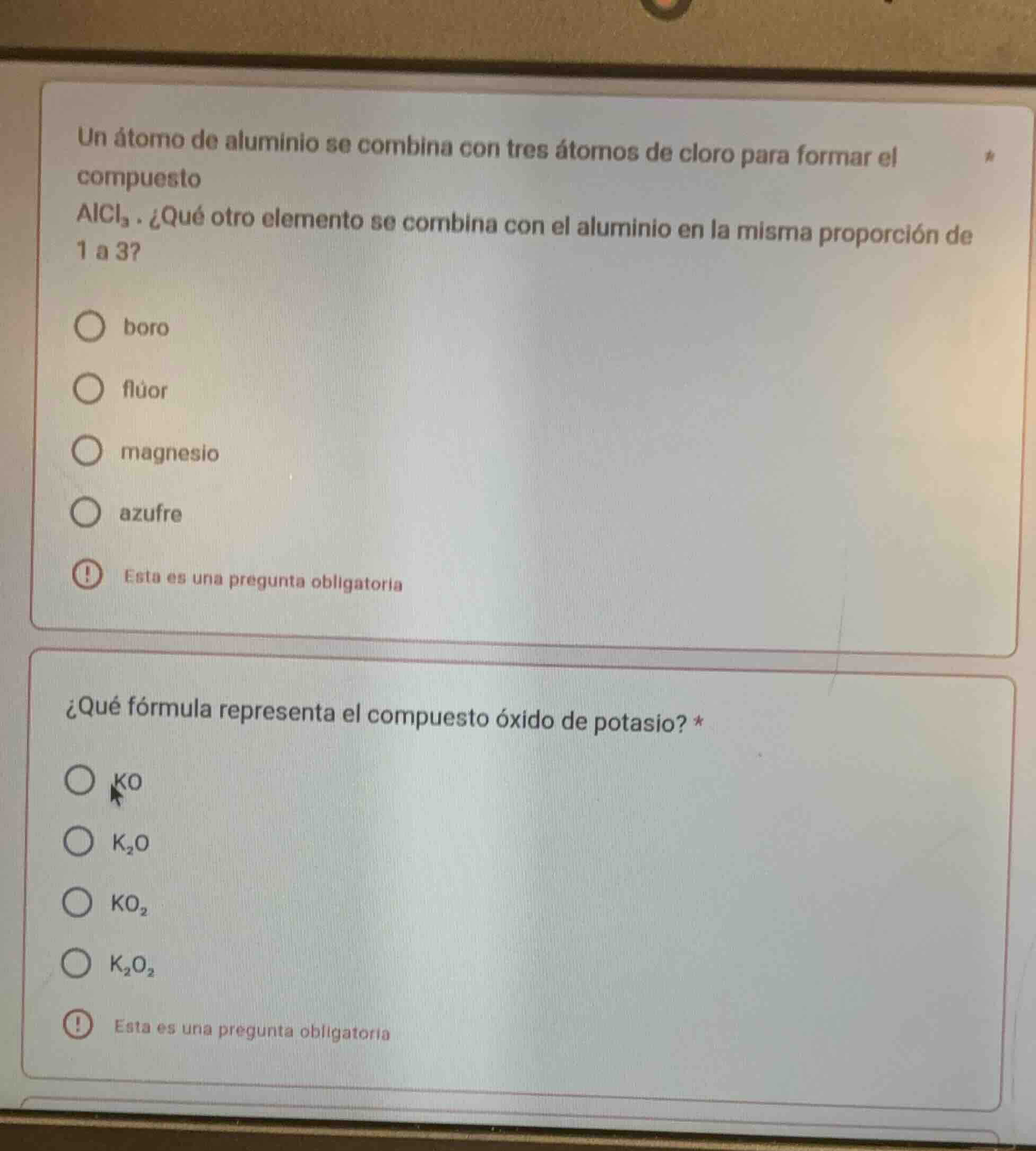 un átomo de aluminio se combina con tres átomos de cloro para formar el…