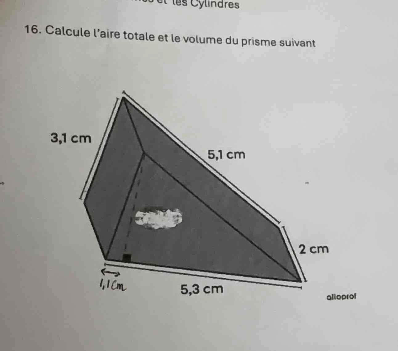 16. calcule l’aire totale et le volume du prisme suivant