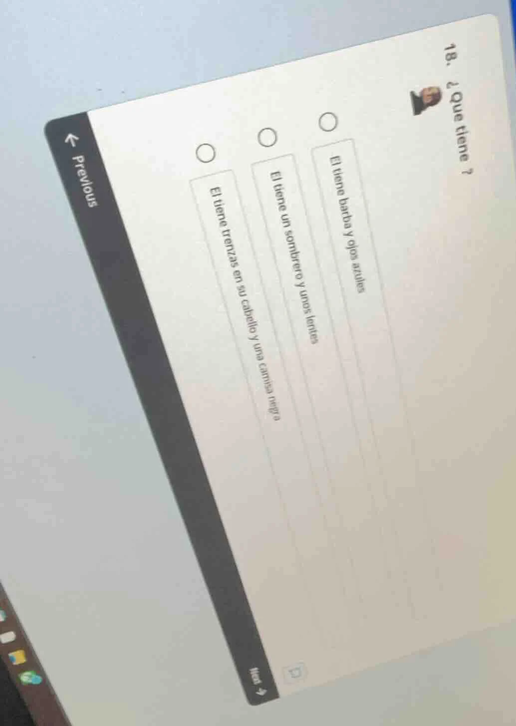 18. ¿que tiene ? ○ el tiene barba y ojos azules ○ el tiene un sombrero …