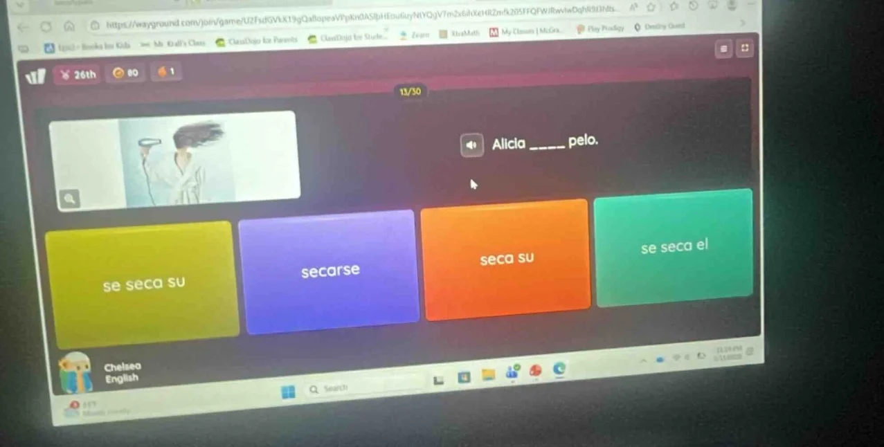 alicia ____ pelo. se seca su seca su seca su se seca el